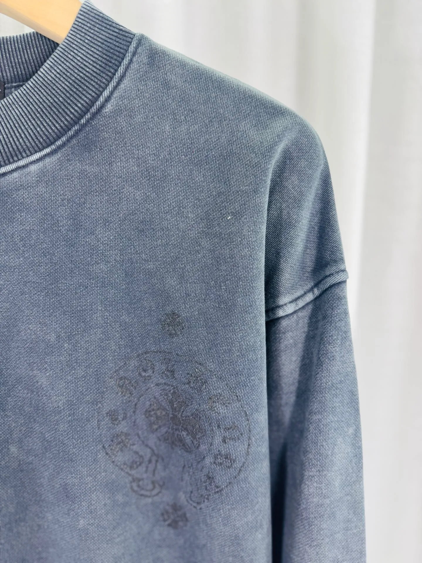 P270 top version, real shot without P, ​​different from market currency) 𝗖𝗵𝗿𝗼𝗺𝗲 𝗛𝗲𝗮𝗿𝘁𝘀/Cro Heart 2025 washed patch embroidery autumn and winter new original single counter American laser burnt 3D three-dimensional color embroidered couple casual sweatshirt 👑The highest version! Customized fabric 430g tripe terry fabric! American acid-washed and distressed original fabric, laser burnt pattern, exquisite embroidery of letters! The best-selling model in the counter, very comfortable to wear. Accessories: original molded and authenticated collar label➕100% silk wash label. Genuine purchase-grade original hangtag➕matching hanging rope➕3D hanging beads➕original packaging bag. Craftsmanship: The original version has consistent wiring! The highest version of the armhole matching technique! Color: Gray Black Size: S M L XL Style No.: 9336